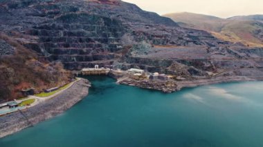 Llyn Peris Gölü - Dinorwig enerji santralinin alt su deposu. Galler 'deki ünlü göl üzerinde hava manzarası. Yüksek kalite 4k görüntü