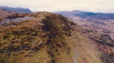 Güzel Snowdonia üzerinde bulutlu bir gökyüzü, arka planda Llyn Peris Gölü, Galler, İngiltere 'de seyahat ediyor. Yüksek kalite 4k görüntü