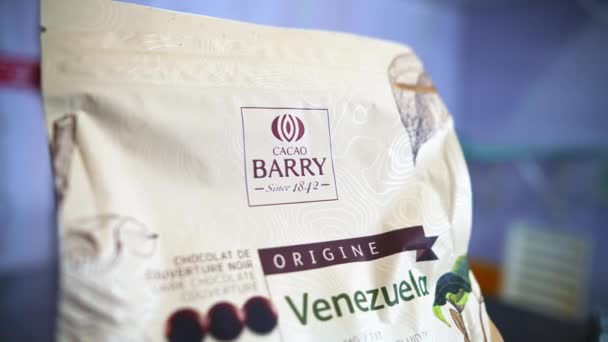 2023 Varsó Lengyelország Egy Zacskó Cacao Barry Venezuela Sötét Couverture — Stock videók