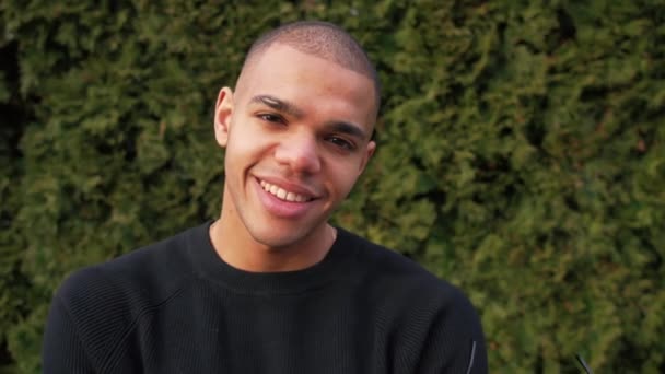 Zwart Mannelijk Model Flirt Flirtend Met Zijn Zonnebril Outdoor Portret — Stockvideo