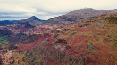 Galler, Snowdonia Ulusal Parkı 'nın göz kamaştırıcı bir bölgesidir. Dağların tepesinde bulutlu bir gökyüzü. Yüksek kalite 4k görüntü