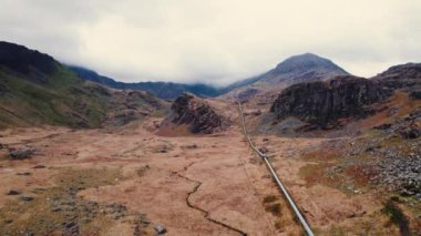 Snowdonia, Galler - tarihi yerler, mükemmel yürüyüş yolları, gök gürleyen şelaleler, dingin göller, resimli köyler. Yüksek kalite 4k görüntü