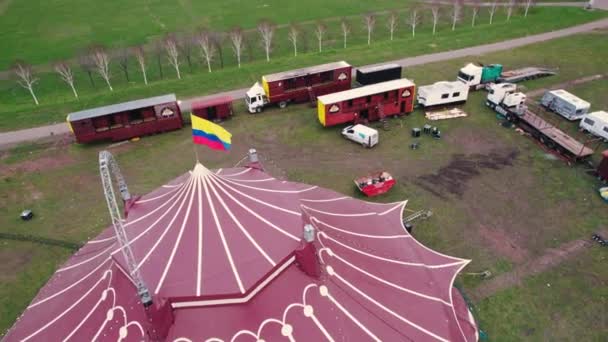 Безпілотний Знімок Циркових Наметів Колумбійським Прапором Парковкою Задньому Плані Велика — стокове відео