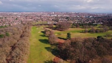 Nottingham 'daki Wollaton banliyösünün muhteşem hava manzarası, arka arkaya yeşil tarlalar ve evler. Yüksek kalite 4k görüntü