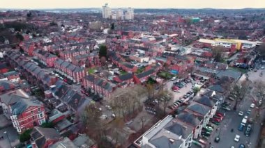 İngiltere 'nin Nottingham şehrinde kış güneşli bir günde Wollaton bölgesinin hava manzarası. Yüksek kalite 4k görüntü