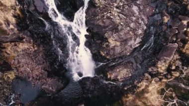 Galler 'deki Snowdonia Ulusal Parkı' nda çarpıcı bir şelale. İngiltere 'deki milli parktaki gök gürültülü şelaleler. Yüksek kalite 4k görüntü
