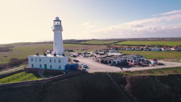 Flamborough Head Lighthouse Drone Luchtfoto Van Wit Baken Naast Het — Stockvideo