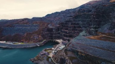 Llyn Peris Gölü 'nün geniş panoramik görüntüsü. Taş ocağının üzerinden göle, dağlara, manzaraya bak. Yüksek kalite 4k görüntü