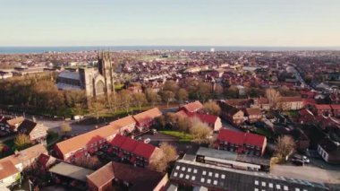 Nottingham, İngiltere 'de güzel bir günde Wollaton bölgesinin insansız hava aracı görüntüsü. Yüksek kalite 4k görüntü