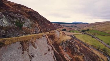 Snowdonia Ulusal Parkı, Galler, İngiltere 'de bulutlu bir gün. Manzaralı drone atışı. Yüksek kalite 4k görüntü
