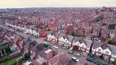 İngiltere, Nottingham 'daki Wollaton' ın güzel bölgesinin kuş bakışı manzarası. Sıradan bir kış günü. Yüksek kalite 4k görüntü