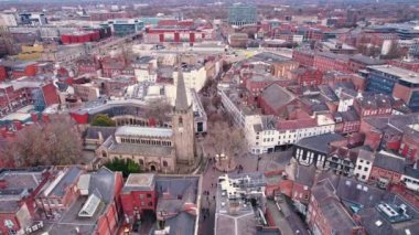 Wollaton bölgesinin insansız hava aracı görüntüleri, küçük ve güzel turuncu evler üst üste, güneşli bir günde, Nottingham, İngiltere. Yüksek kalite 4k görüntü