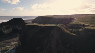 Flamborough Başkanı, İngiltere 'nin Yorkshire sahilleri. Hava aracı perspektifinden güzel bir deniz kıyısı görünüyor. Yüksek kalite 4k görüntü