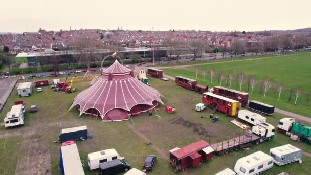从空中看 红色马戏团帐篷矗立在停车场旁边的草地上 娱乐概念 高质量的4K镜头 — 图库视频影像