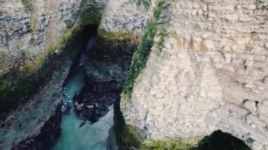 Çarpıcı doğa konsepti. Tepelerle çevrili turkuaz suyla ya da yukarıdan görünen göl. Yüksek kalite 4k görüntü