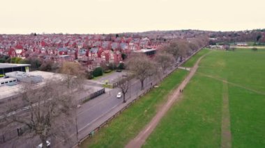 İngiltere, Nottingham 'daki Wollaton' ın güzel bölgesinin kuş bakışı manzarası. Sıradan bir kış günü. Yüksek kalite 4k görüntü