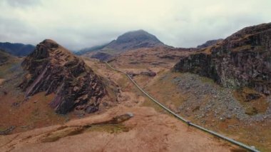 Galler 'deki Snowdonia Ulusal Parkı' nın çarpıcı doğasının yüksek açılı görüntüsü. Yüksek kalite 4k görüntü