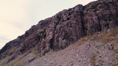 Birleşik Krallık 'taki Snowdonia, Galler' de bulutlarla çevrili bir dağ sırasının hava görüntüleri. Yüksek kalite 4k görüntü