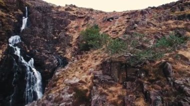 İngiltere 'deki Snowdonia Ulusal Parkı' nda yıldırımlı şelalenin muhteşem yakın çekimi. Yüksek kalite 4k görüntü
