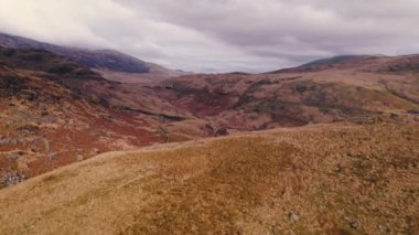 Galler 'deki Snowdonia Ulusal Parkı' nın sıradağları. İHA 'dan panoramik hava görüntüsü. Yüksek kalite 4k görüntü