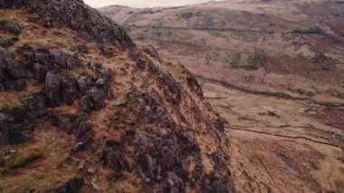 Snowdonia Ulusal Parkı, Galler, İngiltere 'de bulutlu bir gün. Manzaralı drone atışı. Yüksek kalite 4k görüntü