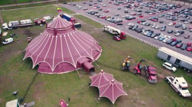 Geniş bir sirk çadırı ve arkasındaki park yeri manzarası, İngiltere. Yüksek kalite 4k görüntü