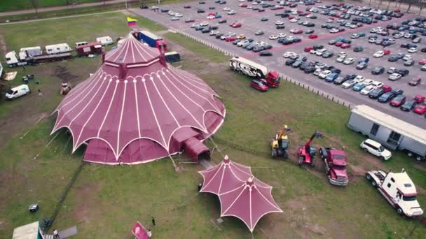 Ampla Vista Uma Grande Tenda Circo Estacionamento Atrás Dele Reino — Vídeo de Stock