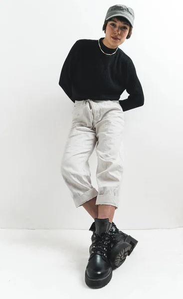 Повний Знімок Молодої Жінки Яка Позує Чорні Чоботи Білі Штани — стокове фото