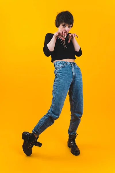 Filmagem Completa Uma Jovem Usando Top Preto Calças Jeans Posando — Fotografia de Stock