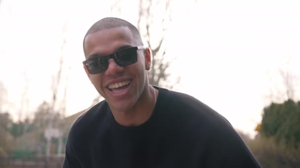 Onbezorgde Afro Amerikaanse Man Met Een Zonnebril Die Glimlacht Naar — Stockvideo