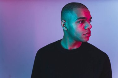 Siyah kazaklı genç Afro-Amerikan bir adam izole edilmiş stüdyo çekimlerini kaçırıyor. Yüksek kalite fotoğraf