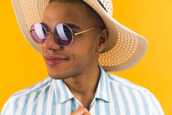 Närbild Afro Amerikansk Man Halmhatt Och Solglasögon Över Ljus Bakgrund — Stockfoto
