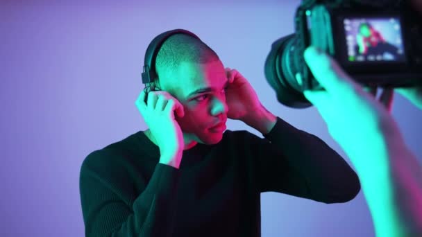 Kamera Cyfrowa Nagrywa Afro Amerykanina Słuchawkach Izolowanych Studiu Wysokiej Jakości — Wideo stockowe