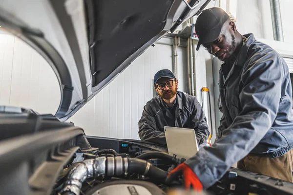 Two Men Mechanics Completing Car Engine Diagnostics Laptop Repair Shop — Stock Photo, Image