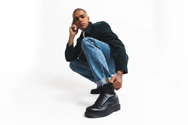 Afro Amerikansk Manlig Modell Jeans Denim Sitter Golvet Poserar Studio — Stockfoto