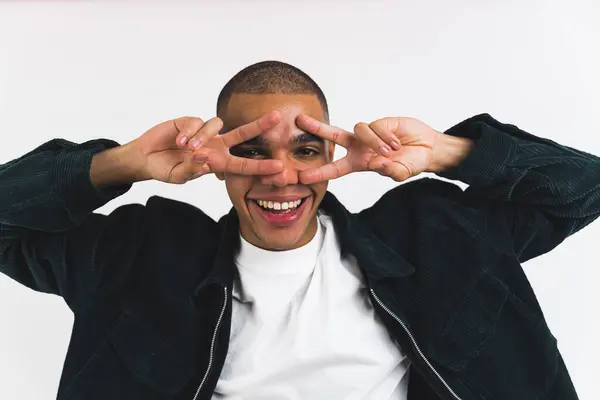 彼の目に近い指でVサインをする笑顔の黒人男性の面白い肖像画 高品質の写真 — ストック写真