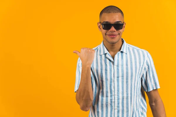 Afroamerikansk Man Solglasögon Och Randig Skjorta Som Pekar Mot Copyspace — Stockfoto