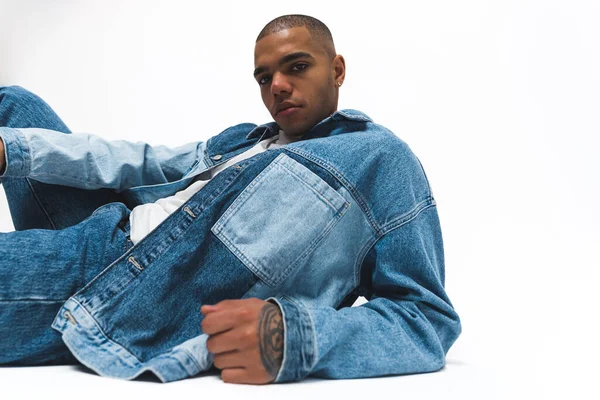 Afroamerikansk Man Jeans Och Jeans Som Poserar Golvet Isolerad Mot — Stockfoto