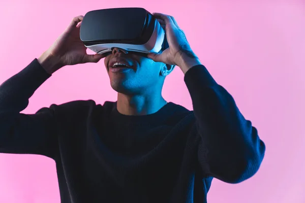 Verbaasd Zwart Mannelijk Model Dat Een Headset Draagt Video Bekijkt — Stockfoto