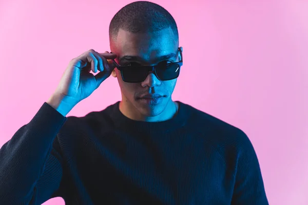 Afro Amerikansk Man Svart Skjorta Och Solglasögon Isolerad Mot Rosa — Stockfoto