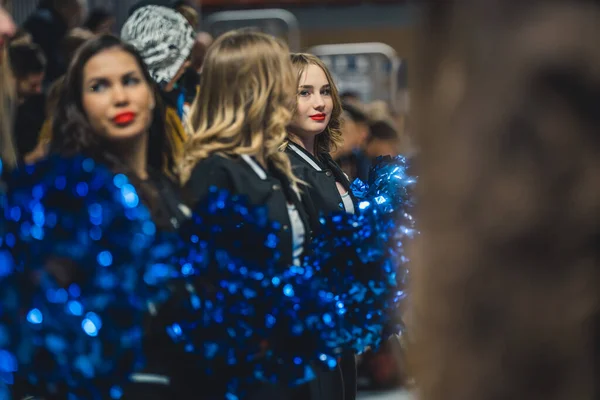 Jovens Líderes Torcida Atraentes Grupo Com Pompons Azuis Antes Jogo — Fotografia de Stock