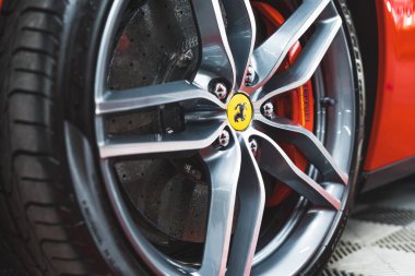 05.17.2023 Varşova, Polonya. Araba, profesyoneller tarafından kırmızı bir Ferrari ile temizlendi. Seramik disk frenleri. Kapalı alanda yakın çekim. Yüksek kalite fotoğraf