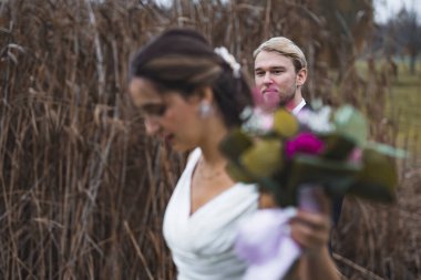 Gelin ve damat sonbahar parkı. Yüksek kalite fotoğraf