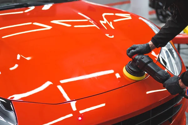 专业汽车细部专家使用机器抛光在一个生动的红色跑车的帽子 用于抛光的专用设备 高质量的照片 — 图库照片