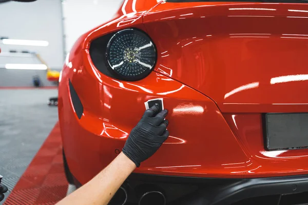 Процес Деталізації Автомобіля Красиві Червоні Спортивні Автомобілі Фарбуються Прозорою Транспортною — стокове фото