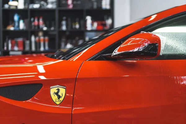 2023 Varšava Polsko Zpětný Pohled Krásné Červené Ferrari Během Instalace — Stock fotografie