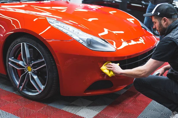 Fokuserad Manlig Bil Detalj Expert Polering Vacker Levande Röd Sportbil — Stockfoto
