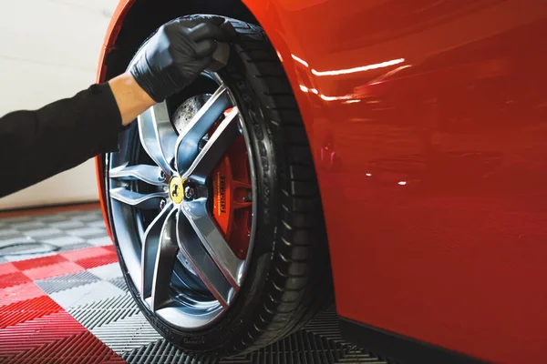 폴란드 바르샤바 2023 제품을 사용하여 페라리의 타이어를 반짝이는 장갑을 각도낮게 — 스톡 사진