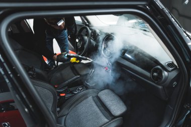 Araba temizliği ve derin temizlik. Otomotiv temizleme servisinde çalışan bir işçi. Arabanın içini temizliyorum. Yüksek kalite fotoğraf