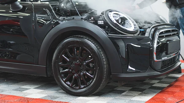 Boční Pohled Detailní Proces Parního Čištění Černého Automobilového Motoru Prachu — Stock fotografie